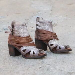 Freebird by Steven “Nest” Heeled Leather Sandals – Beige Multi Textured | Size 7